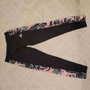Girl's Adidas aeroready leggings size small (7/8)